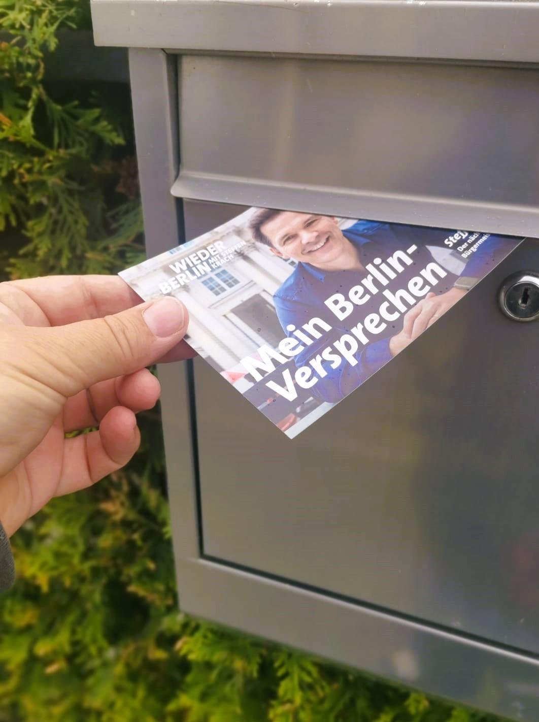 K1600_postkarten_stecken Postkarten verteilen